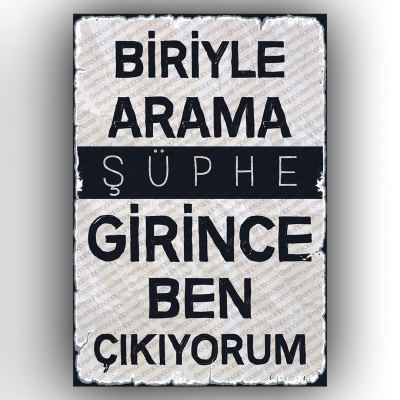  Biriyle arama şüphe girince... Retro Ahşap Poster